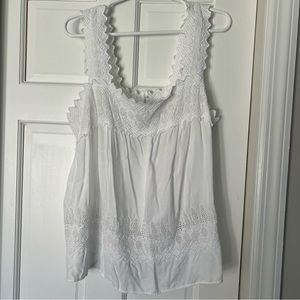 Old Navy eyelet tank with 3 button back Size XL